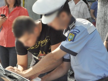 Un condamnat cu suspendare, fugărit de poliţişti: fără permis, la volanul unei maşini cu numere false
